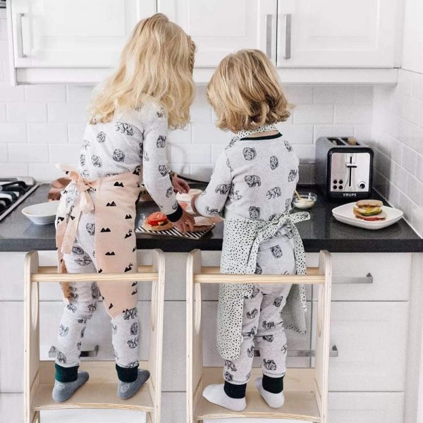deux petites filles sur des tours d'observation dans la cuisine