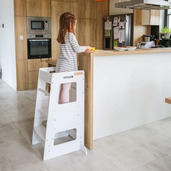 petite fille faisant la cuisine sur une tour d'observation Montessori