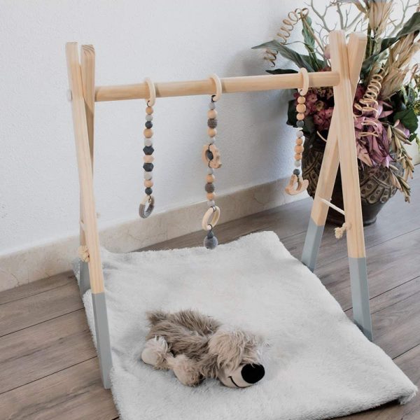 portique avec mobile d'éveil Montessori