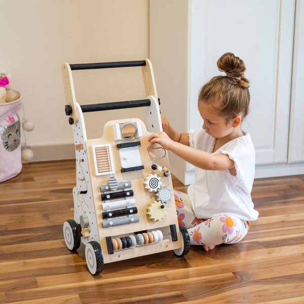 Petite fille joue avec son chariot Montessori