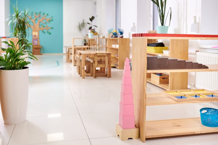 Classe lumineuse Montessori. La tour rose est au premier plan
