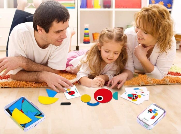 Une petite fille accompagnée de ses parents tentant de créer des images avec un tangram