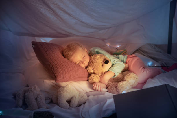 istockphoto-1187143551-612x612-1 Une petite fille dormant dans un modèle de lit cabane Montessori