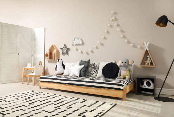 Chambre d'enfant mignonne avec un lit de sol confortable et élégant et des jouets. Intérieur Montessori