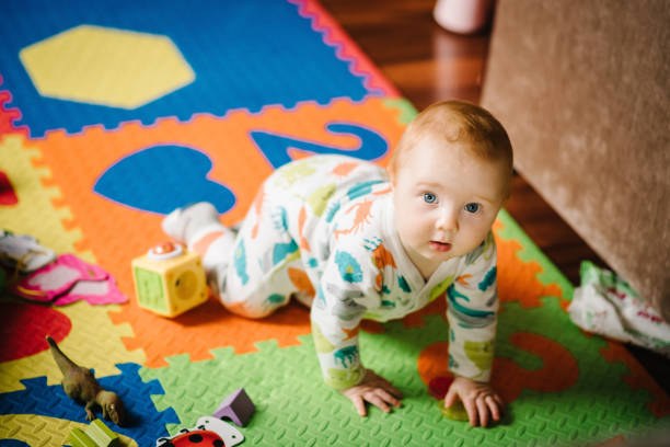 istockphoto-1362613942-612x612-1 Un bébé rampant sur son joli tapis de motricité