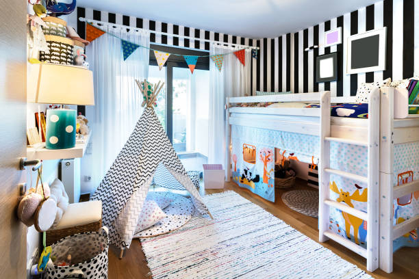 Concept d'une chambre d'enfant Montessori, avec lit superposé en bois, tipi, supports, cadres de tapis et jouets.