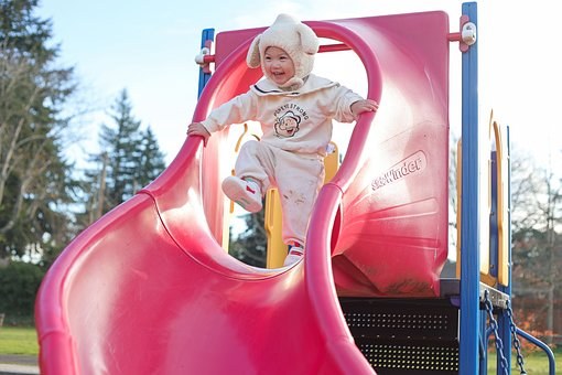 Un enfant qui fait un parcours de motricité en jouant au toboggan