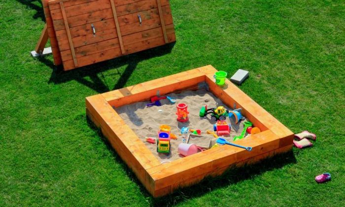 Un bac à sable avec des jouets