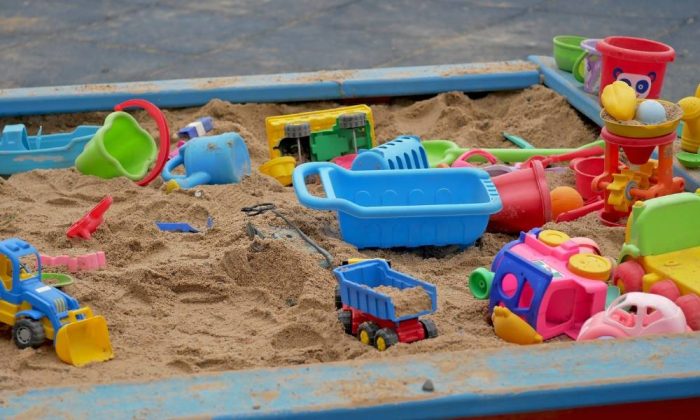 Un bac à sable avec des jouets