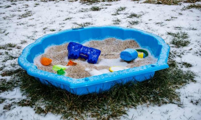 Un bac à sable avec des jouets