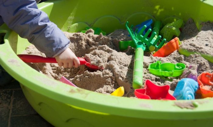 Un bac à sable avec des jouets