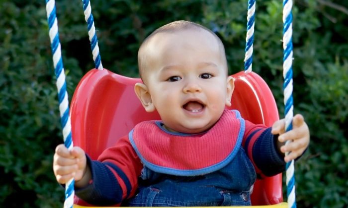 Un bébé dans une balançoire