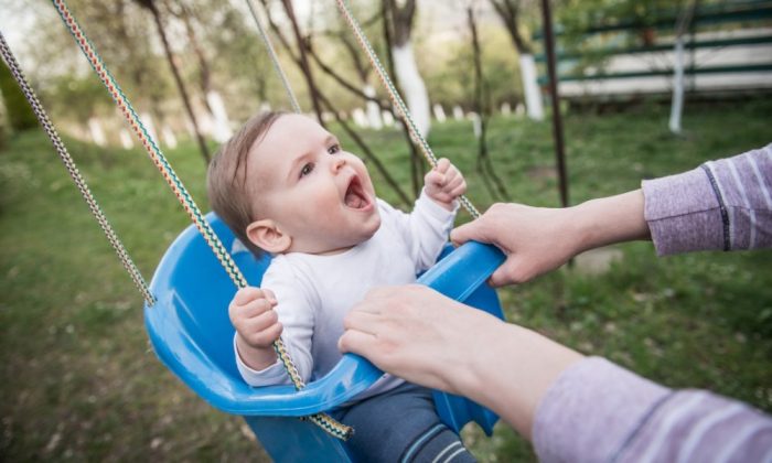 Un bébé dans une balançoire