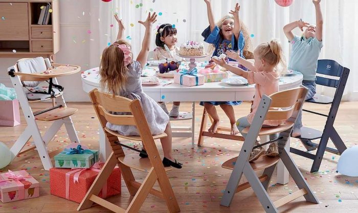 Des enfants assises sur des chaises haute évolutive