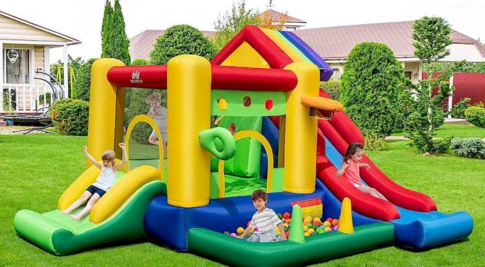 Des enfants jouant sur un château gonflable