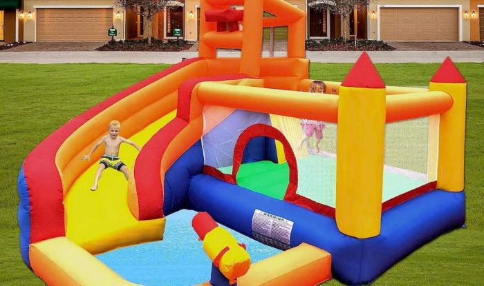 Des enfants jouant sur un château gonflable