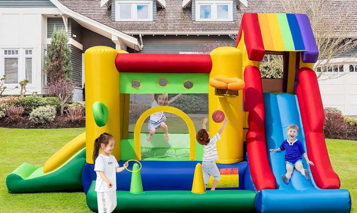 Des enfants jouant sur un château gonflable