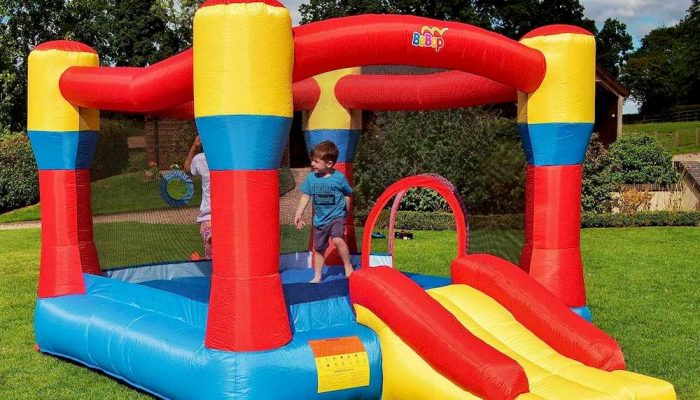 Des enfants jouant sur un château gonflable