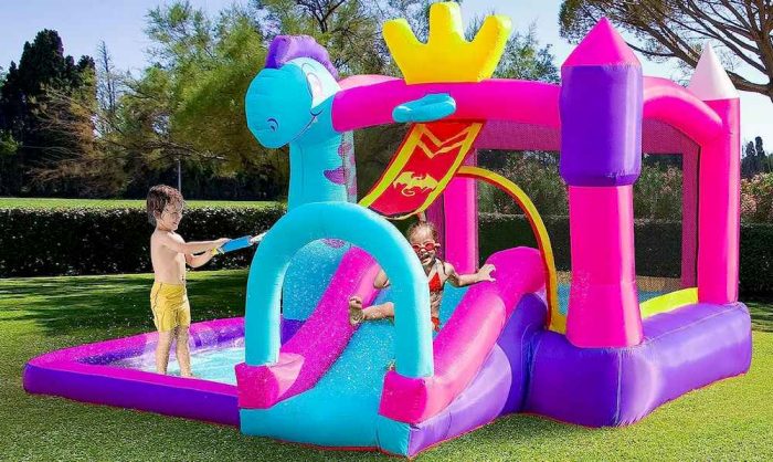 Des enfants jouant sur un château gonflable