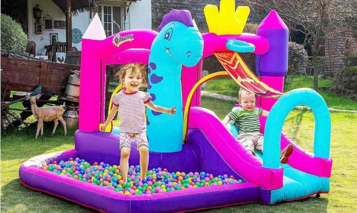 Des enfants jouant sur un château gonflable