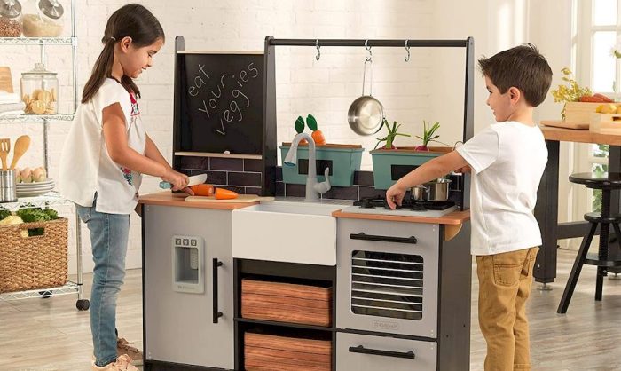 Deux enfants préparant à manger avec la Cuisine Kidkraft