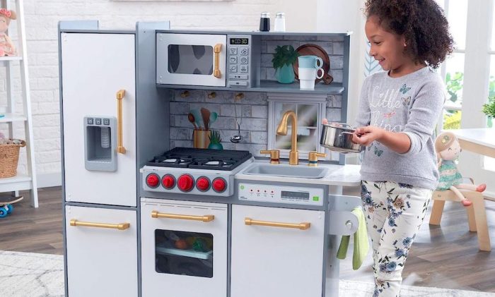 Un enfant préparant à manger avec la Cuisine Kidkraft