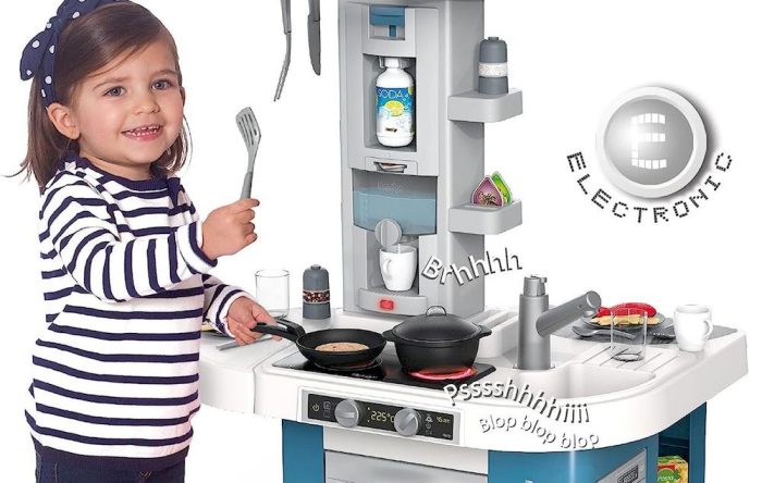Un enfant préparant à manger avec la cuisine Smoby
