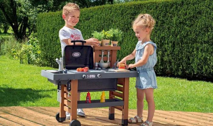 Deux enfants préparant à manger avec la cuisine Smoby