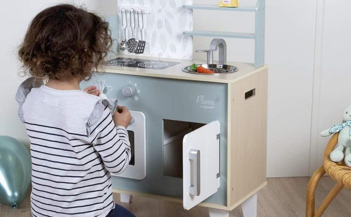 Un enfant préparant à manger avec la cuisine Janod