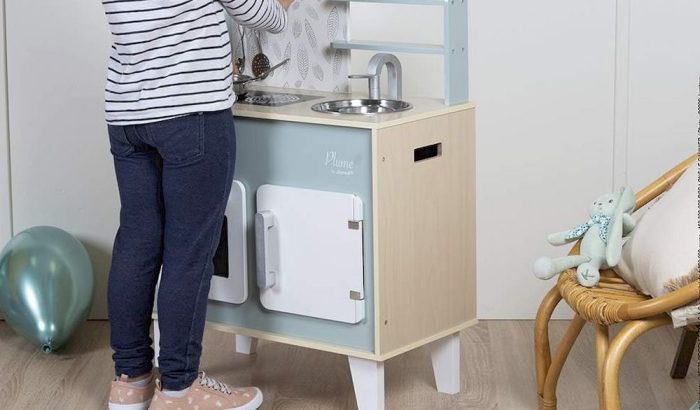 Un enfant préparant à manger avec la cuisine Janod
