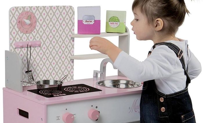 Un enfant préparant à manger avec la cuisine Janod