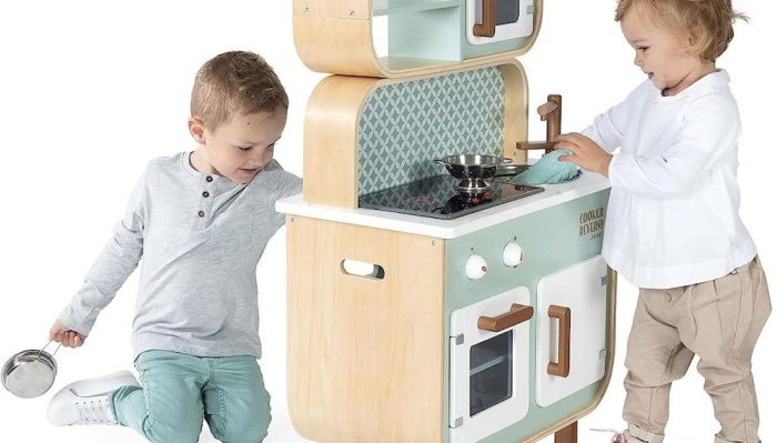 Deux enfants préparant à manger avec la cuisine Janod