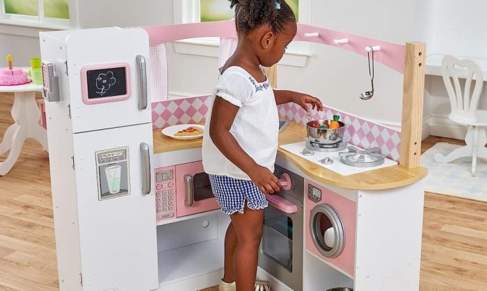 Un enfant préparant à manger dans la cuisine