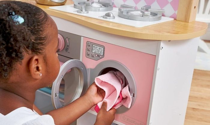 Un enfant lavant la cuisine