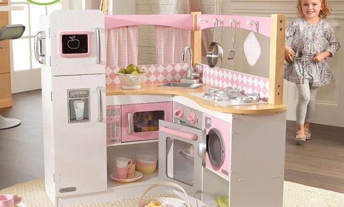 Un enfant préparant à manger dans la cuisine