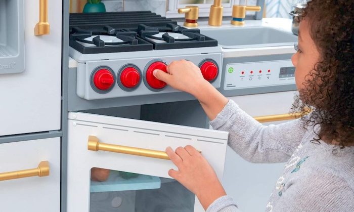 Un enfant préparant à manger dans la cuisine