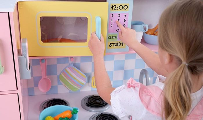 Un enfant préparant à manger dans la cuisine