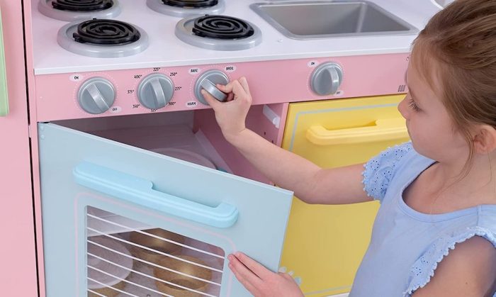 Un enfant préparant à manger dans la cuisine