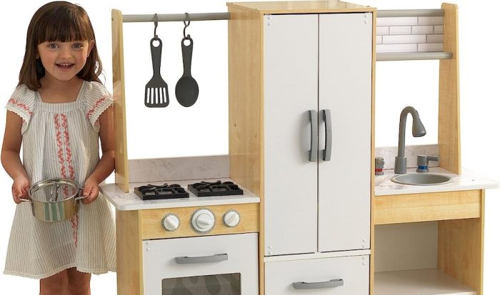 Un enfant préparant à manger dans la cuisine