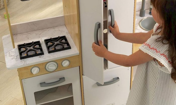 Un enfant préparant à manger dans la cuisine