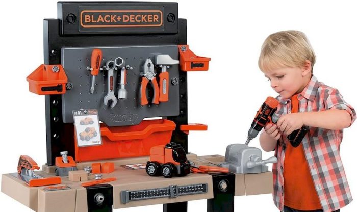 Un enfant employant un établi Black et Decker