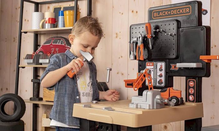 Un enfant employant un établi Black et Decker