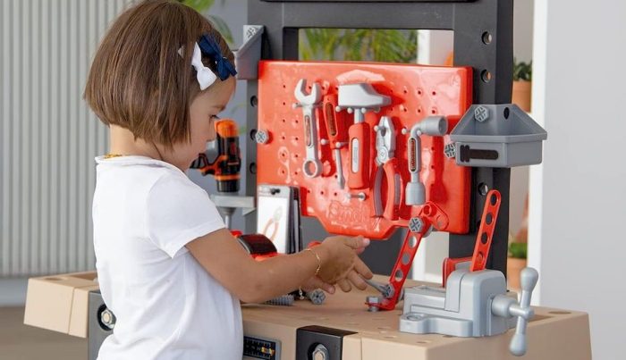 Un enfant employant un établi Black et Decker