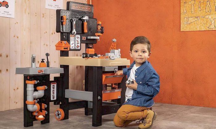 Un enfant avec un établi Black et Decker