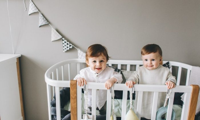 Deux bébés dans un parc