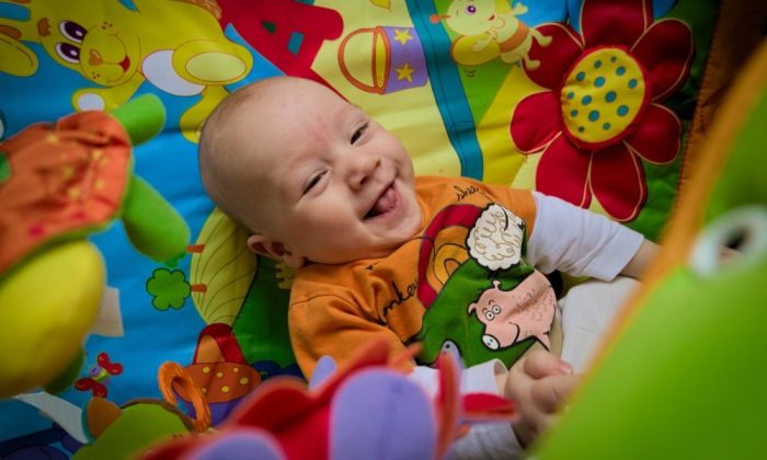Un bébé dans un parc