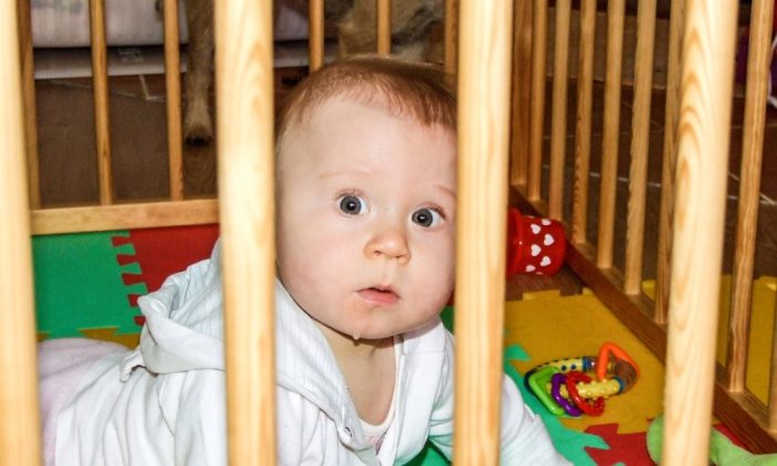 Un bébé dans un parc