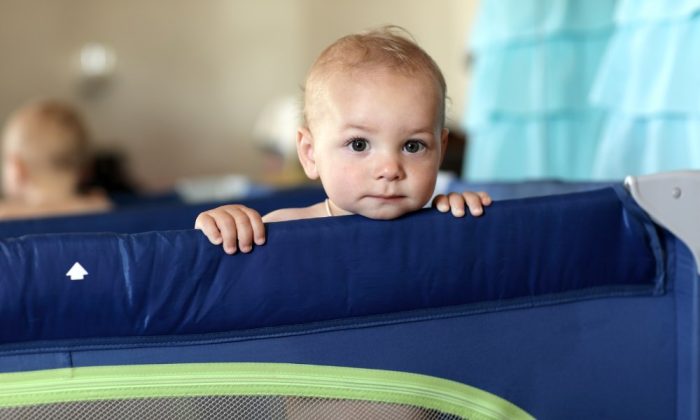 Un bébé dans un parc