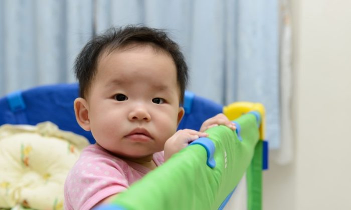 Un bébé dans un parc