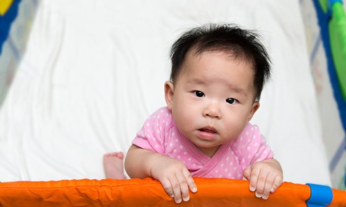 Un bébé dans un parc